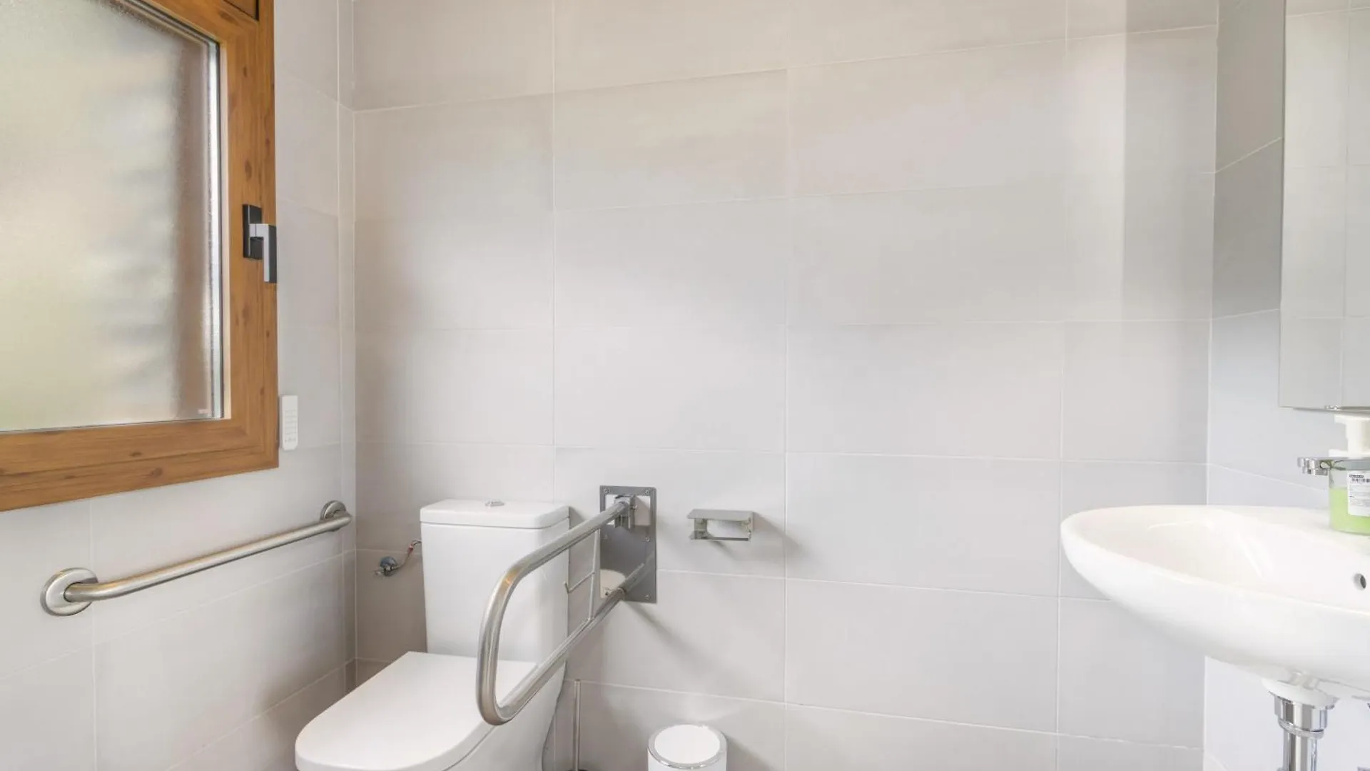 Cova Cuberes Guest House Erinya Spain